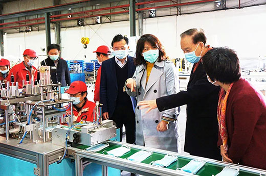 青浦区委副书记杨小菁等向导一行考察南宫28全自动口罩生产流水线装备