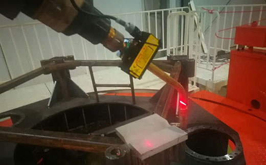 上Ｄ瞎28机械人焊接事情站